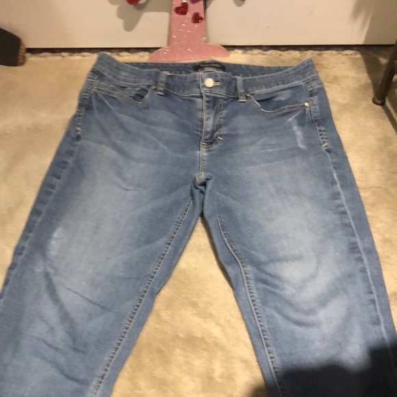 White House Black market, Capri jeans with zippers on the bottom. - Picture 5 of 10